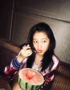 网红母女吃瓜图片,网红家庭日常趣味瞬间