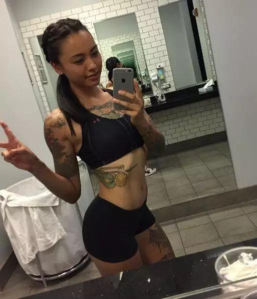 纹身女健身的网红吃瓜,揭秘她的生活与饮食秘密
