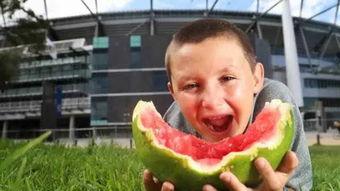 外国男网红吃瓜图片视频,趣味视频揭秘瓜界风云