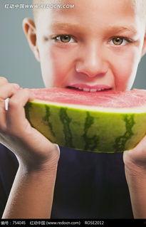 外国男网红吃瓜图片视频,趣味视频揭秘瓜界风云